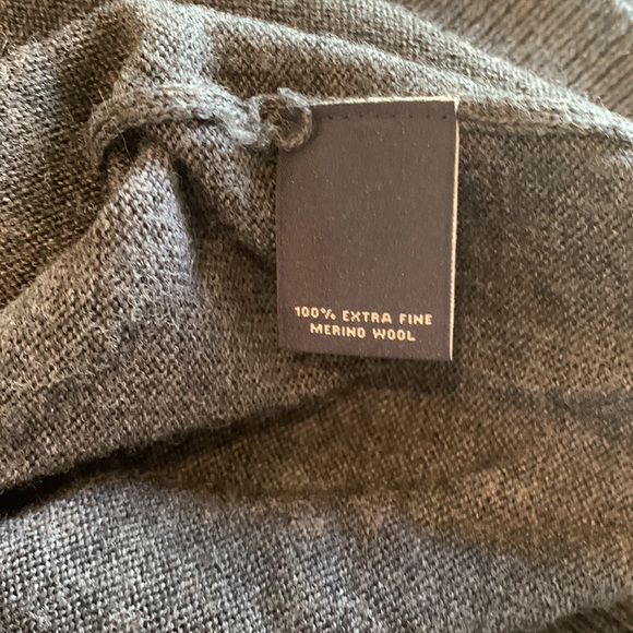 Hart Schaffner Marx Extra Fine Merino Wool Charcoal V-neck Sweater - Picture 5 of 5